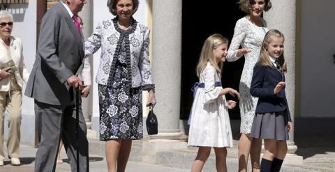 La Reina Letizia juntos a sus hijas y los reyes eméritos, Juan Carlos y Sofía./EFE