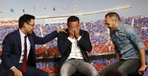 Bartomeu e Iniesta, con un Xavi emocionado. EFE/Alejandro García