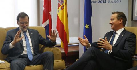 El presidente del Gobierno, Mariano Rajoy, conversando con el primer ministro británico, David Cameron. EFE/Javier Lizón
