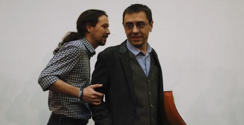 Pablo Iglesias, líder de Podemos, junto con Juan Carlos Monedero, fundador y exnúmero tres de la formación política./ REUTERS