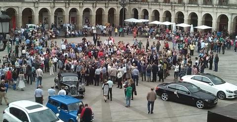 Cientos de partidarios y detractores de Maroto (PP) concentrados frente al Ayuntamiento se han lanzado gritos y reproches