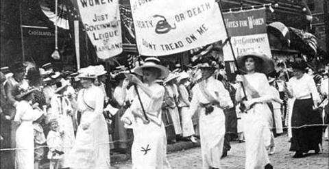 Mujeres feministas manifestándose en los años a mediados del siglo XX
