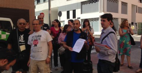 Anuar, de la Asamblea Popular de Tetuán; Mohamed Ben Djazia, denunciante y desahuciado y Javier Rubio, abogado del caso./ C.G.M