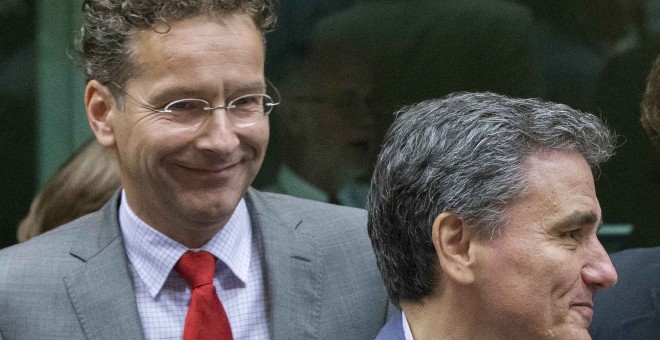 Jeroen Dijsselbloem, presidente del Eurogrupo, durante la reunión que mantuvo el órgano que preside este marte. A su derecha Euclidis Tsakalotos, ministro de Finanzas griego. EFE