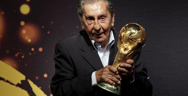 Alcides Ghiggia sostiene la Copa del Mundo en 2014 en Montevideo. /REUTERS