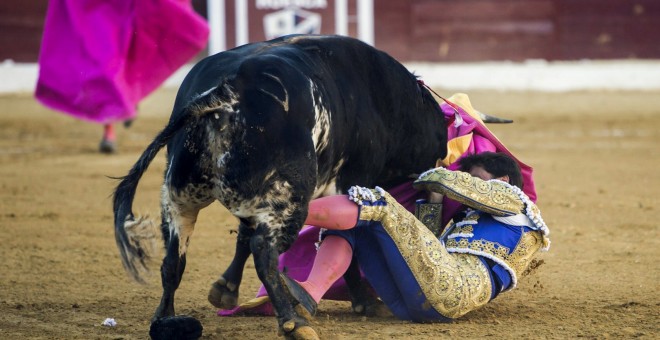 Imagen de la cogida que sufrió este lunes en Huesca el torero Francisco Rivera. EFE