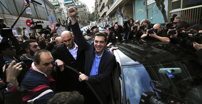Foto de archivo de Alexis Tsipras saludando a sus simpatizantes tras votar en las elecciones del pasado 25 de enero, en las que su partido Syriza, alcanzó el Gobierno en Grecia. REUTERS/Alexandros Stamatiou
