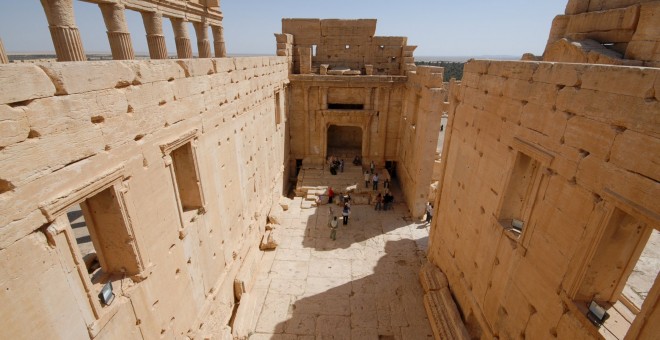 Foto de archivo de 2008, de turistas visitando el Templo de Bel, en Palmira (Siria). REUTERS/Omar Sanadiki