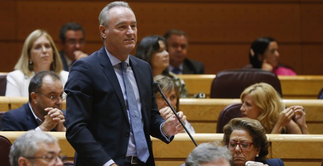 El expresidente de la Comunidad Valenciana Alberto Fabra, jura su cargo como nuevo senador, durante el pleno de la Cámara Alta. EFE/Juan Carlos Hidalgo