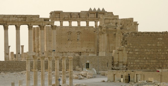 Columnas y el antiguo Templo de Bel, en la ciudad milenaria siria de Palmira, en una imagen de 2009. REUTERS/Gustau Nacarino