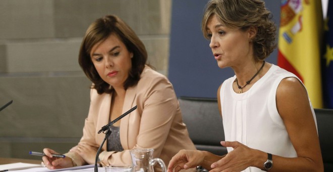 Soraya Sáenz de Santamaría e Isabel García Tejerina, en la rueda de prensa posterior al Consejo de Ministros. EFE