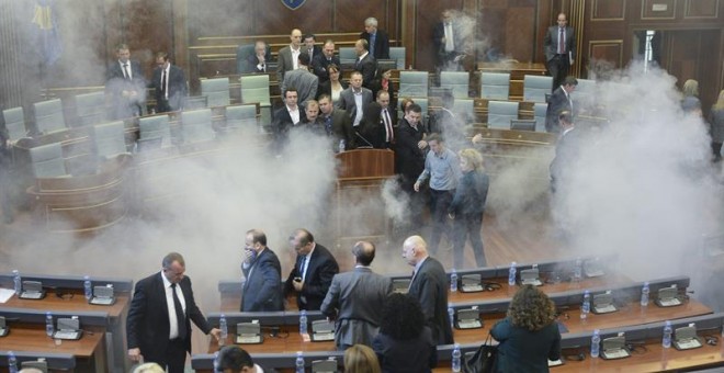 Miembros de la oposición lanzan gases lacrimógenos durante una sesión en el Parlamento de Kosovo. - EFE