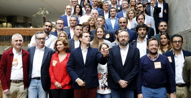 El presidente de Ciudadanos, Albert Rivera (c), posa junto a los cabezas de lista del partido a las elecciones generales del 20 de diciembre, con los que se ha reunido hoy en un hotel de Madrid. EFE/Mariscal