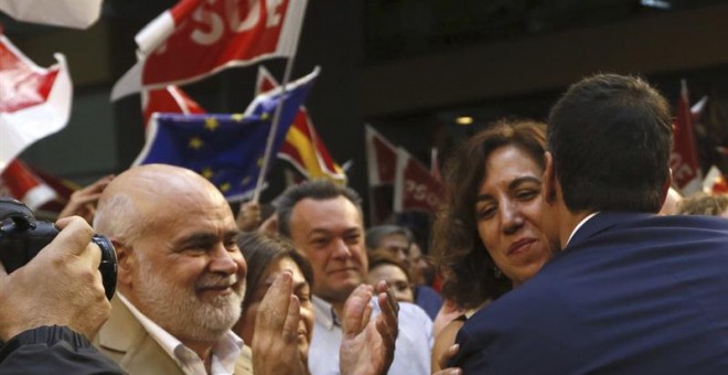 El secretario general del PSOE, Pedro Sánchez, saluda a la exdiputada de UPyD y número cuatro a la lista del PSOE por Madrid Irene Lozano, durante la presentación de los candidatos del 20-D. EFE/Fernando Alvarado