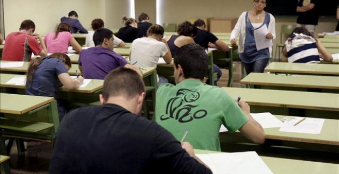 Varios estudiantes se examinan en un aula de un centro de educación. EFE/Archivo