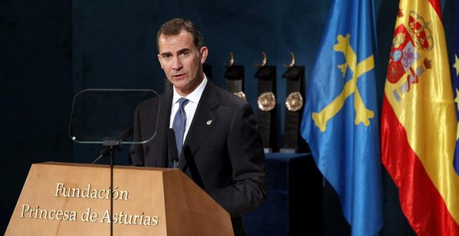 El rey Felipe pronuncia un discurso durante la ceremonia de entrega de los Premios Princesa de Asturias. EFE/Alberto Morante