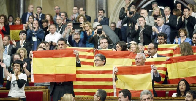 Diputados del PP muestran banderas españolas y catalanas tras aprobarse en el Parlament de Catalunya la resolución conjunta de Junts pel Sí y la CUP./ EFE