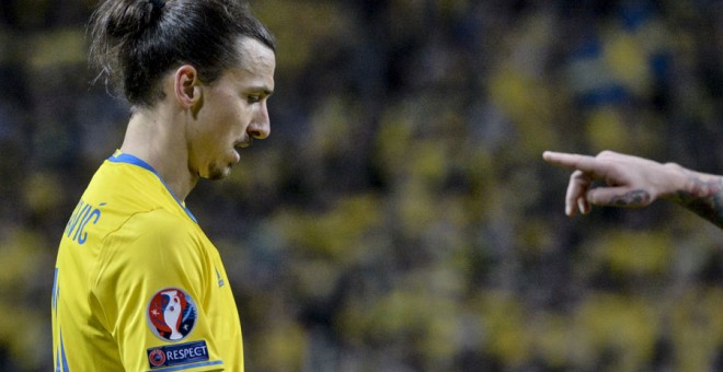 Ibrahimovic, durante un momento del partido contra Dinamarca. REUTERS