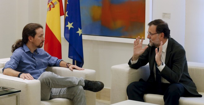 El secretario general de Podemos, Pablo Iglesias, con el presidente del Gobierno, Mariano Rajoy, en su reunión en el Palacio de la Moncloa el pasado 30 de octubre. REUTERS/Juan Medina