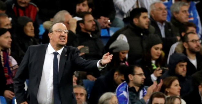 Rafa Benítez, en un momento del partido ante el Barcelona. EFE/Javier Lizón