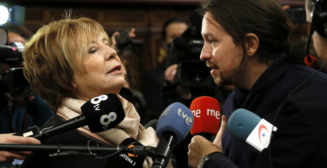 El rifirrafe entre la vicepresidenta primera del Congreso de los Diputados, Celia Villalobos, y el líder de Podemos, Pablo Iglesias, conversan durante la visita de éste a la Cámara Baja con motivo de la jornada de puertas abiertas. EFE/Fernando Alvarado