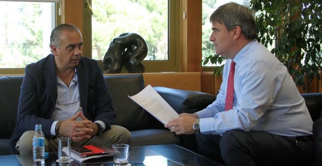 Miguel Cardenal, presidente del CSD, charla con José Luis Sáez, presidente de la FEB. EUROPA PRESS