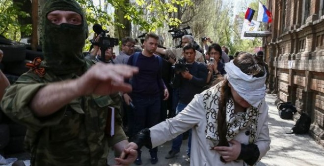 Prorrusos capturan a reportera acusándola de criminal de guerra.- REUTERS.