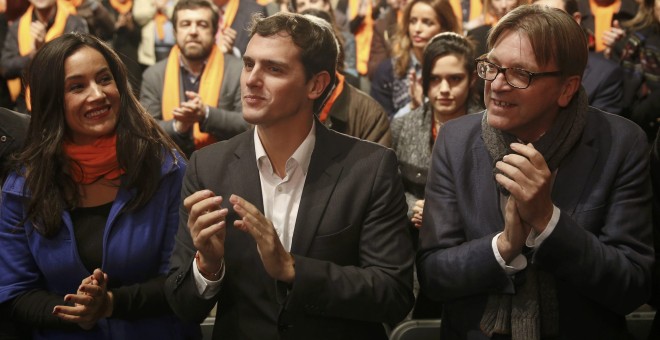 El líder de Ciudadanos, Albert Rivera, flanqueado por la portazoz municipal del partido, Begoña Villacis, y el exprimer ministro belga Guy Verhofstadt, presidente del Grupo de la Alianza de Demócratas y Liberales por Europa (ALDE), en el inicio de ciere d