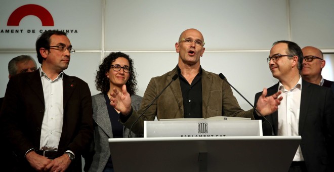 El cabeza de lista de Junts pel Si, Raül Romeva, acompañado de varios de sus compañeros de formación, durante la rueda de prensa que ha ofrecido en el Parlament, en la que ha explicado su última propuesta a la CUP. EFE/Toni Albir