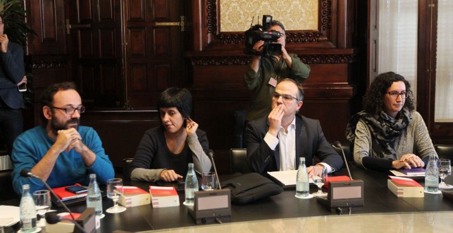 Los portavoces de la CUP, Benet Salellas y Anna Gabriel, junto a sus homólogos de Junts pel Si, Jordi Turull y Marta Rovira, durante la reunión de la Mesa y la Junta de Portavoces del Parlament. EFE/Marta Pérez