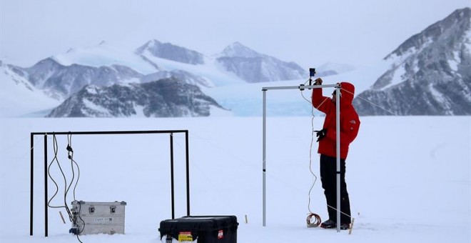 Imagen tomada el 22 de noviembre de 2015 que muestra a un científico instalando un instrumento de medición de la radiación solar y su albedo en el campamento Glaciar Union, a 1000 km del Polo Sur. Investigadores de la Universidad de Santiago de Chile info