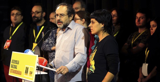 El presidente de la CUP en el Parlament, Antonio Baños, y su portavoz parlamentaria, Anna Gabriel, durante la comparecencia realizada tras la Asamblea Nacional de la formación celebrada el fin de semana en Sabadell (Barcelona). EFE/Str