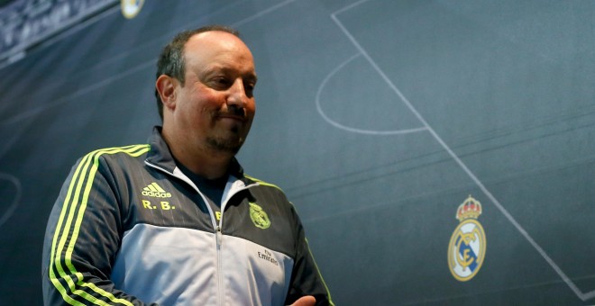 El entrenador del Real Madrid, Rafa Benítez, a su llegada a la rueda de prensa en la Ciudad Deportiva de Valdebebas, donde el Real Madrid se entrena para preparar su próximo partido de Liga contra el Valencia. EFE/JuanJo Martin