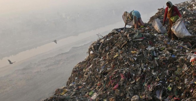 Ragpickers.- REUTERS.