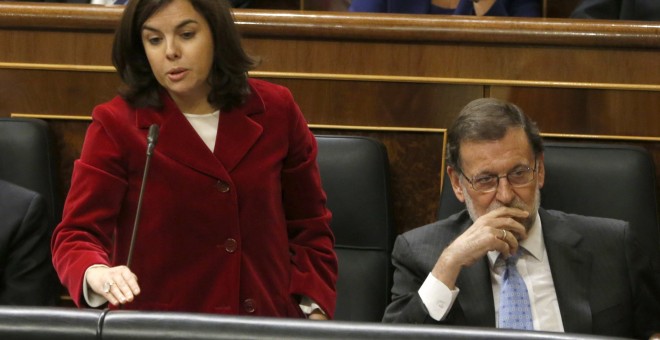 La vicepresidenta del Gobierno en funciones, Soraya Sáez de Santamaria, jura durante la sesión constitutiva de la Cámara Baja, que ha inaugurado la XI legislatura. A la derecha el presidente del Gobierno en funciones, Mariano Rajoy. EFE/J. J. Guillén