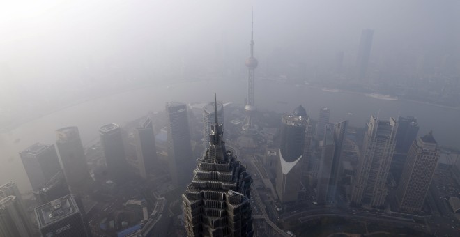 Vista aérea del distrito de Pudong, el barrio financiero de Shanghai, cubierto por la polución. REUTERS/Aly Song