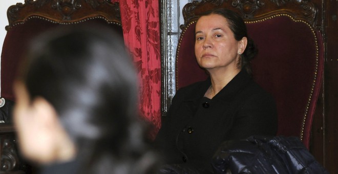 Monserrat González, autora confesa del crimen de la presidenta de la Diputación, Isabel Carrasco, durante la declaración de su hija Triana Martínez, en la segunda jornada del juicio que se celebra en la Audiencia de León. EFE/J. Casares