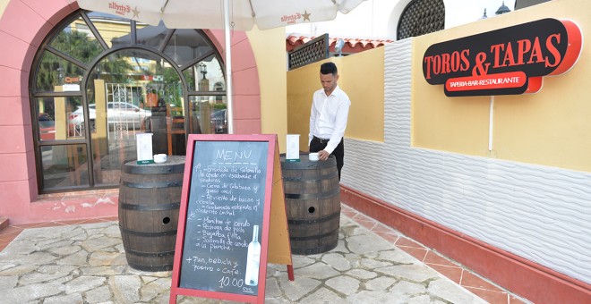 Mauricio es técnico medio en economía y graduado de la escuela de hostelería del Hotel Sevilla de La Habana.