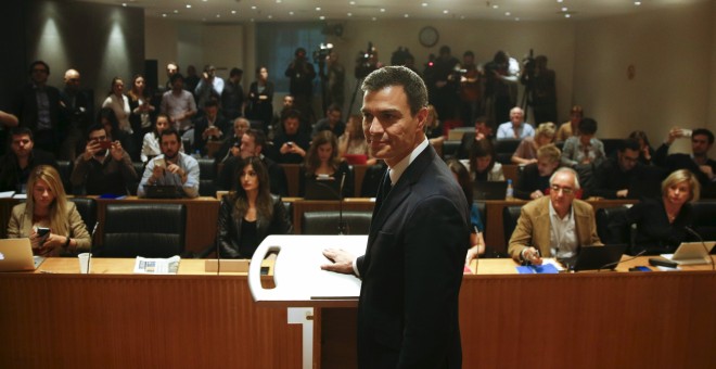 El secretario general del PSOE, Pedro Sanchez, antes de iniciar su rueda de prensa en el Congreso tras su reunión con el rey.. REUTERS/Sergio Perez