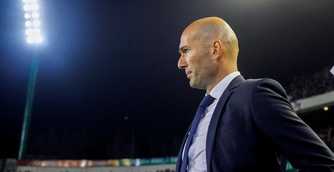 Primer tropiezo de Zidane.  EFE/PACO PUENTES