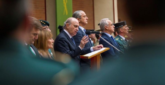 El ministro del Interior, Jorge Fernández Díaz (c), junto al director general de la Guardia Civil, Arsenio Fernández de Mesa (c-d), este lunes en Logroño. EFE/RAQUEL MANZANARES