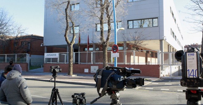 Medios de comunicación en la entrada de los juzgados de Parla donde esta mañana declaran los cinco directivos del Industrial and Comercial Bank of China (ICBC) detenidos el miércoles, entre ellos el director general de su sucursal en España, por un presun