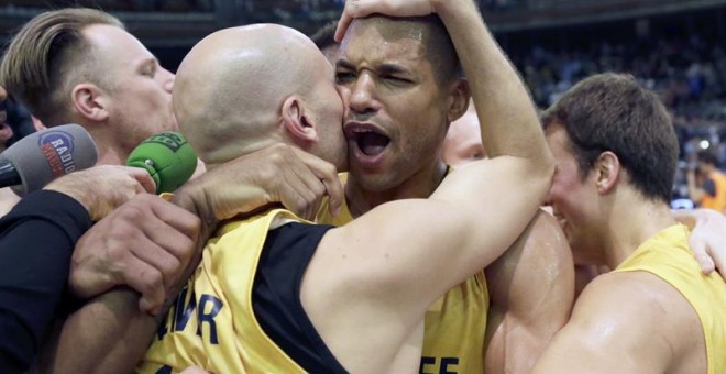 Los jugadores del Herbalife Gran Canaria celebran la victoria ante el Dominion Bilbao Basket por 81-71 tras el partido de la primera semifinal de la Copa del Rey que se juegó esta noche en el Coliseo de A Coruña. EFE/lavandeira jr