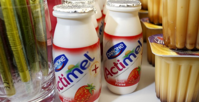 Varios productos de Danone, como los yogures Actimel o los flanes. REUTERS/Benoit Tessier