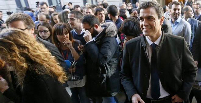 El secretario general del PSOE, Pedro Sánchez, a su llegada al Congreso de los Diputados. / FERNANDO ALVARADO (EFE)