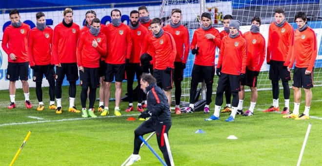 Los jugadores del Atlético de Madrid hacen ejercicios durante el entrenamiento del equipo en Eindhoven. /EFE