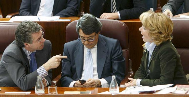 Francisco Granados, Ignacio González y Esperanza Aguirre, durante un pleno sobre la trama de espías. EFE/Fernando Alvarado