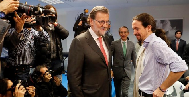 Pablo Iglesias y Mariano Rajoy se saludan en el acto en el que han coincidido en la agencia EFE. /EFE