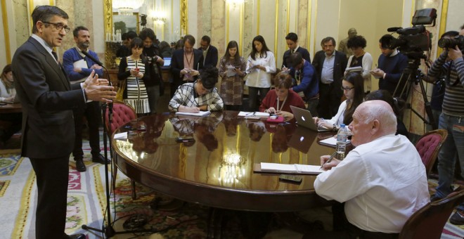 El presidente del Congreso, Patxi López, durante la rueda de prensa que ha ofrecido  tras la reunión de la Junta de Portavoces, que ha analizado la negativa del Gobierno a someterse al control parlamentario. EFE/Sergio Barrenechea