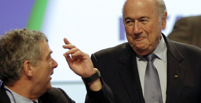 Joseph Blatter sonríe a Ángel María Villar en un congreso de la FIFA en 2012. /AFP